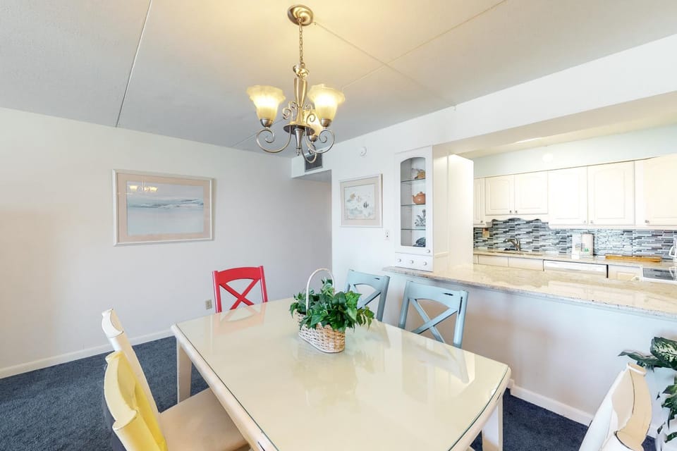 Updated bright condo with beach setup - minutes from entertainment House in Okaloosa Island