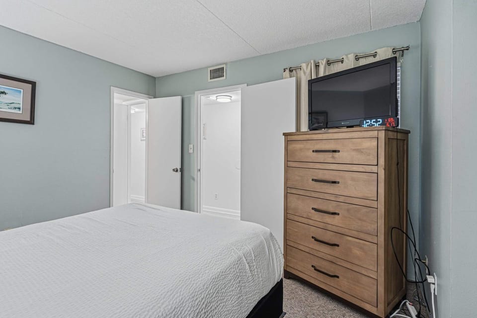 3rd-floor open airy condo with great views - close to dining House in Okaloosa Island