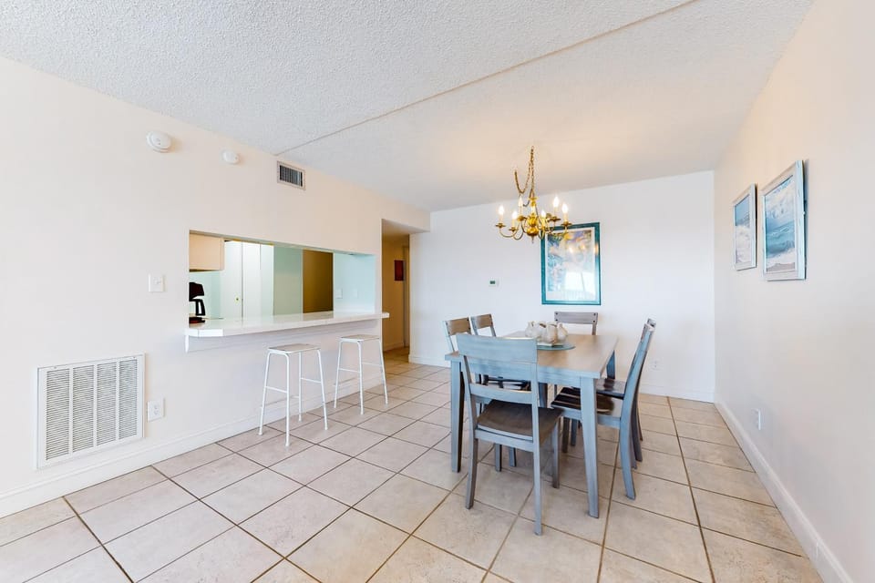 5th-floor cozy Gulf-front condo with views - close to entertainment House in Okaloosa Island