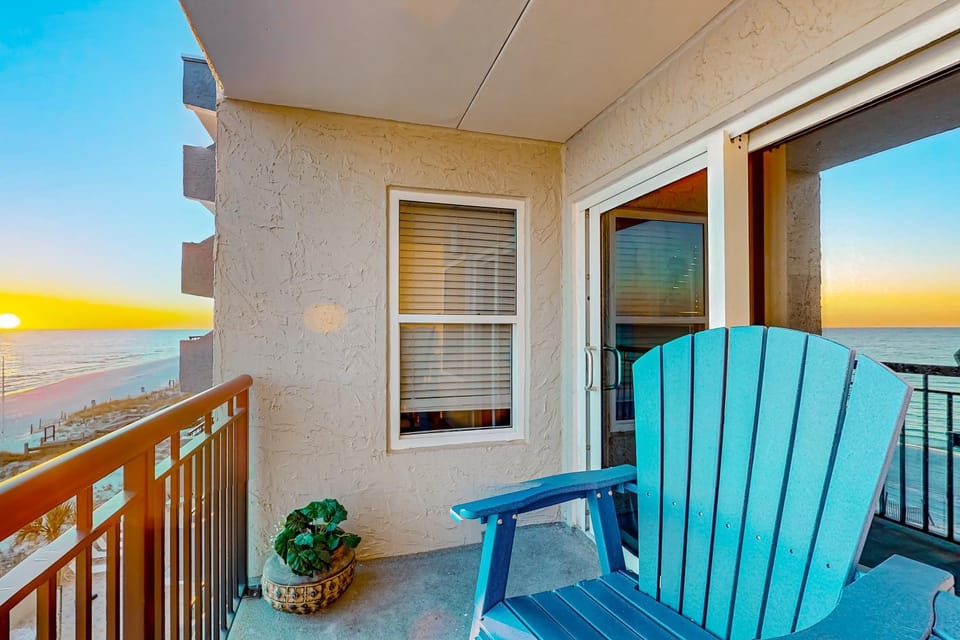Stunning beachfront home fully renovated shared pool & tennis pickleball House in Okaloosa Island