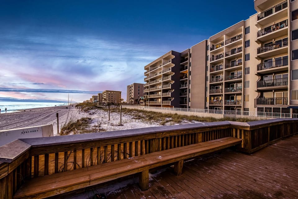 Stunning beachfront home fully renovated shared pool & tennis pickleball House in Okaloosa Island