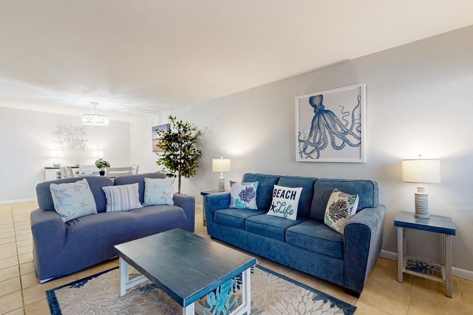 Stunning beachfront home fully renovated shared pool & tennis pickleball House in Okaloosa Island
