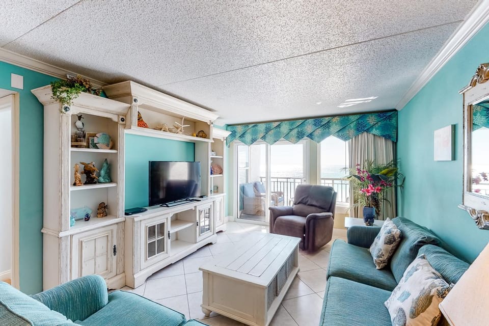 Comfortable waterfront condo with beach chairs - close to dining Apartment in Okaloosa Island