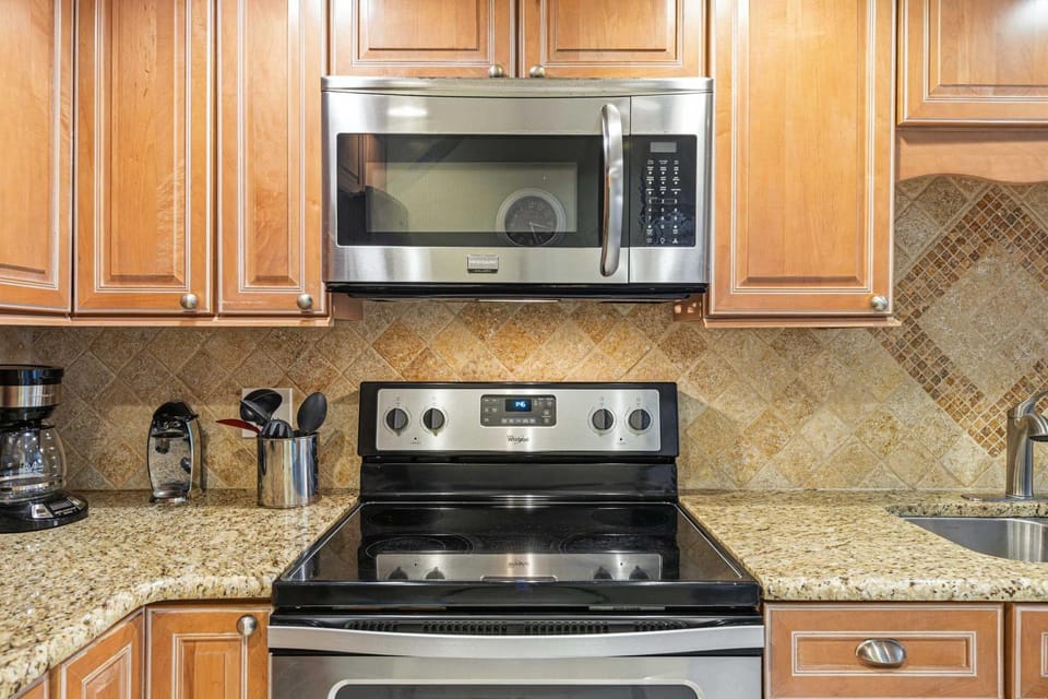 Comfortable waterfront condo with beach chairs - close to dining Apartment in Okaloosa Island