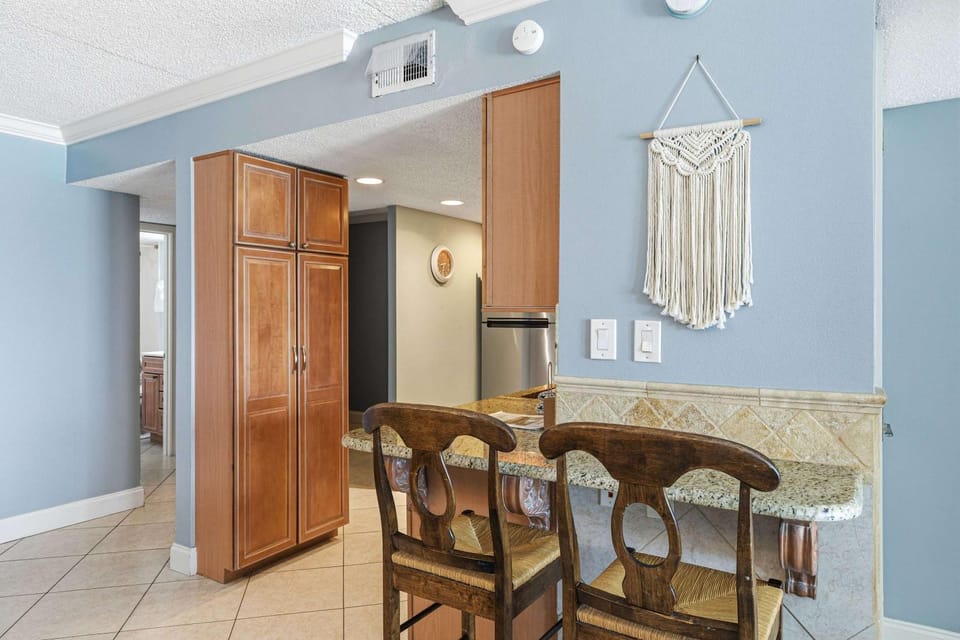 Comfortable waterfront condo with beach chairs - close to dining Apartment in Okaloosa Island