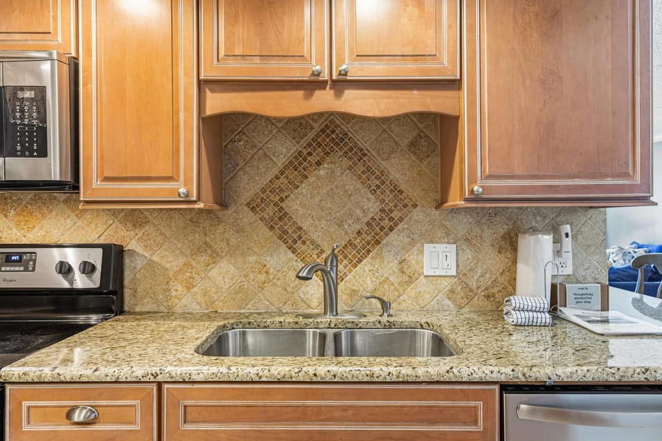 Comfortable waterfront condo with beach chairs - close to dining Apartment in Okaloosa Island