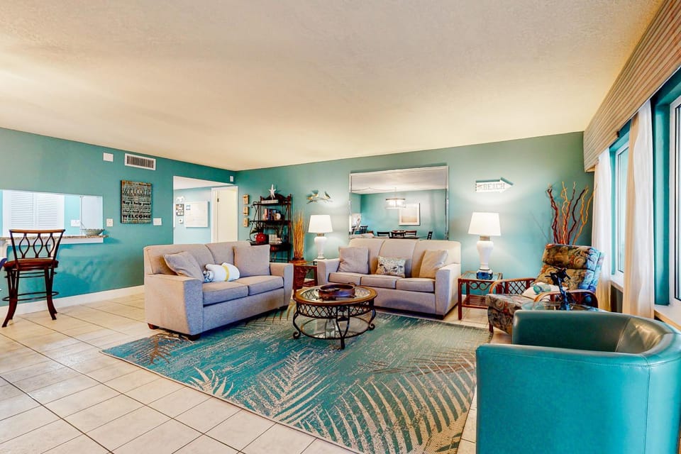 6th-floor bright Gulf-front condo with views - close to entertainment House in Okaloosa Island