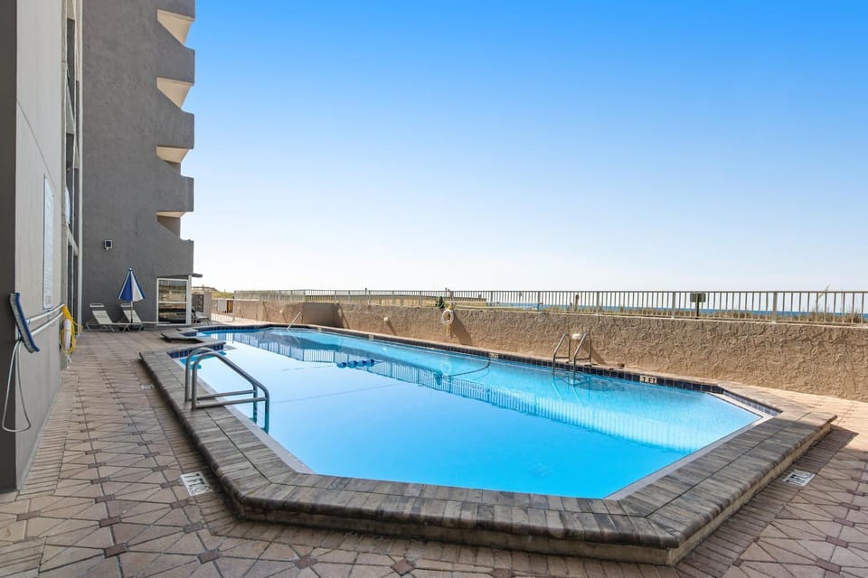 6th-floor bright Gulf-front condo with views - close to entertainment House in Okaloosa Island
