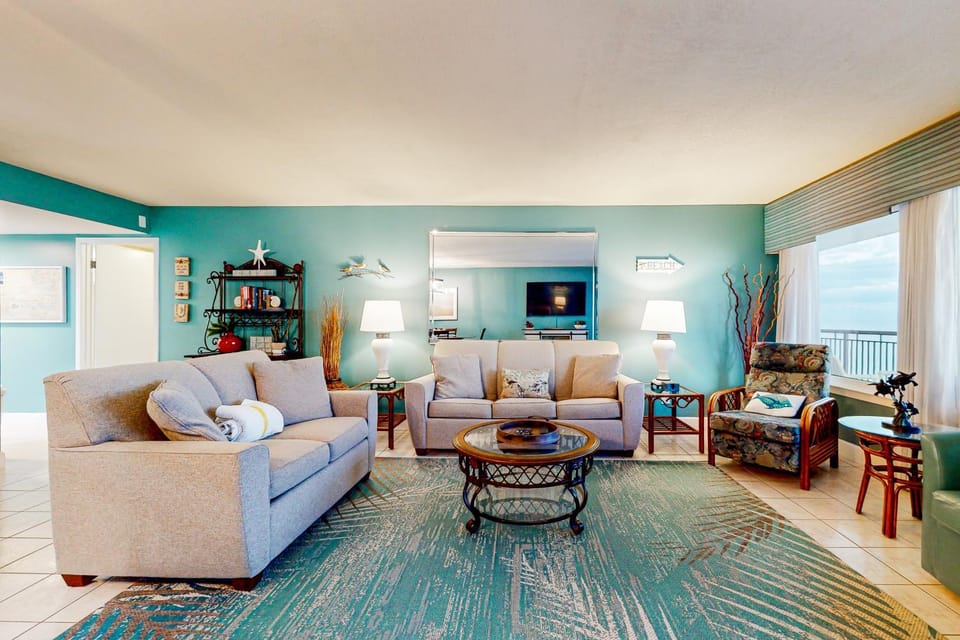 6th-floor bright Gulf-front condo with views - close to entertainment House in Okaloosa Island