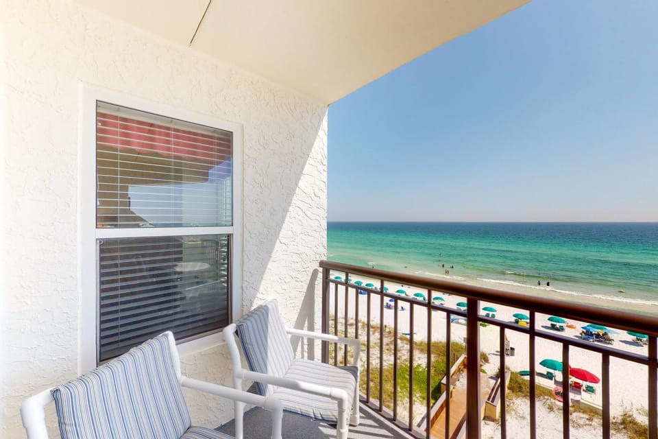 Comfortable 6th-floor beachfront condo with ocean views - walkable locale House in Okaloosa Island