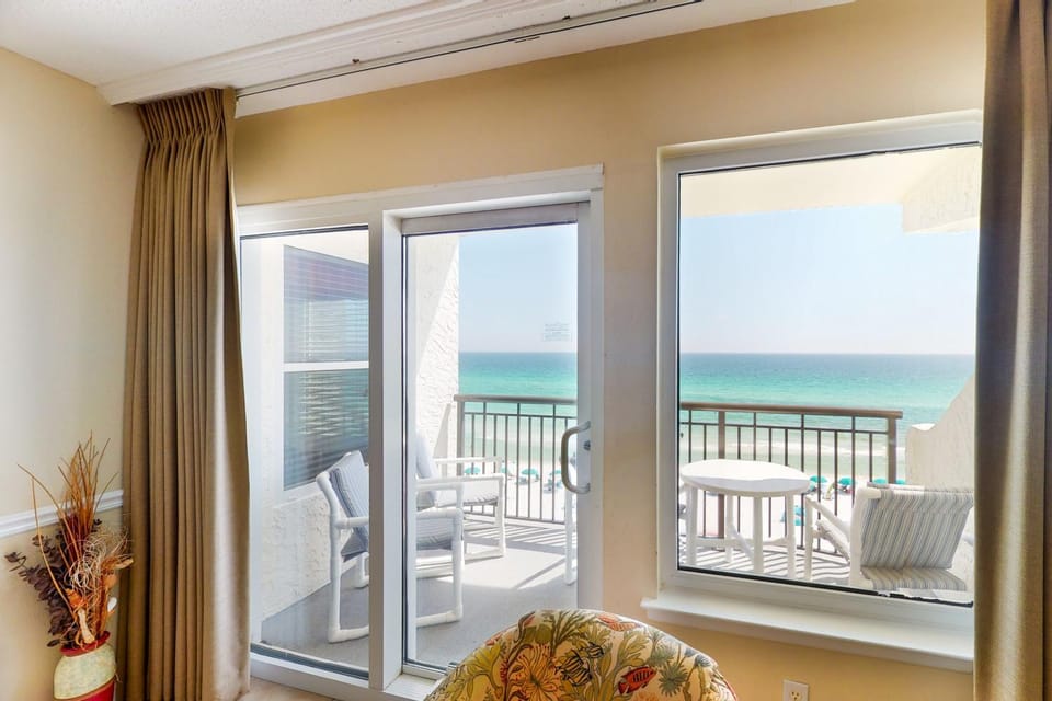 Comfortable 6th-floor beachfront condo with ocean views - walkable locale House in Okaloosa Island