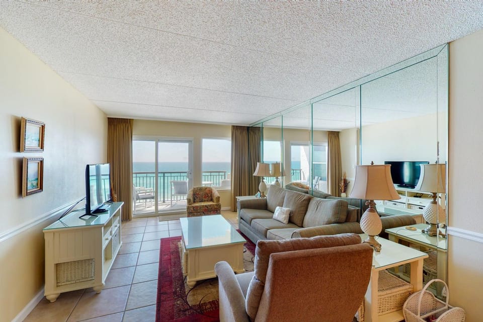 Comfortable 6th-floor beachfront condo with ocean views - walkable locale House in Okaloosa Island