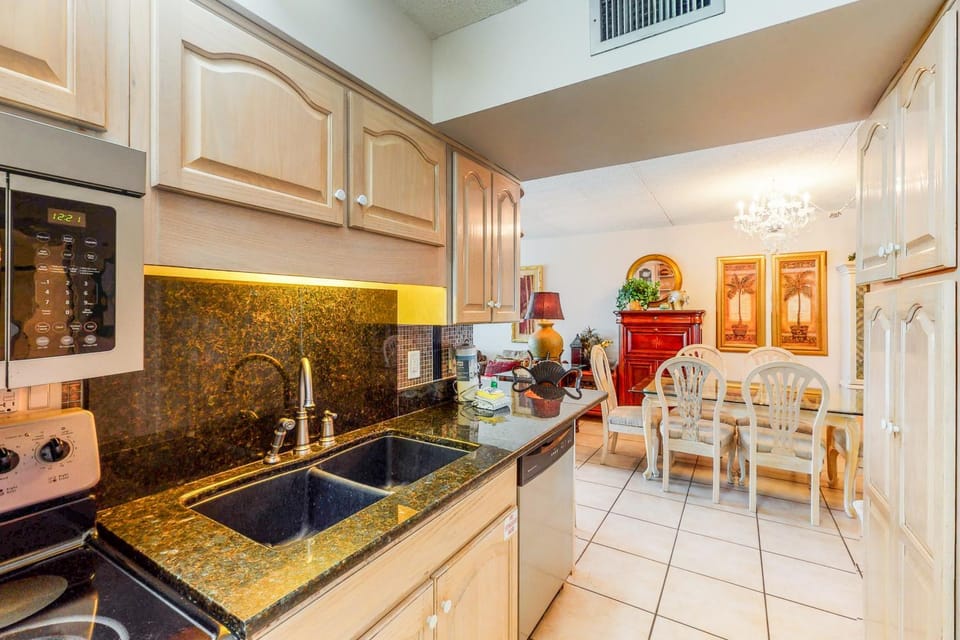 Sixth-floor condo with Gulf-front views & pool House in Okaloosa Island