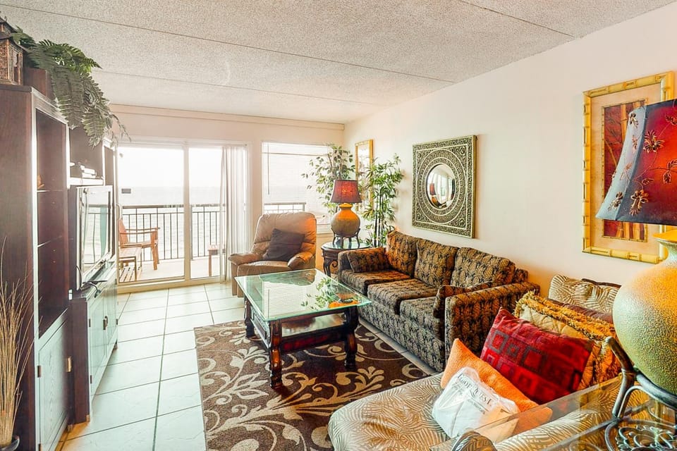 Sixth-floor condo with Gulf-front views & pool House in Okaloosa Island