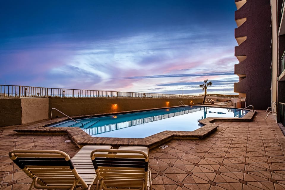 Sixth-floor condo with Gulf-front views & pool House in Okaloosa Island