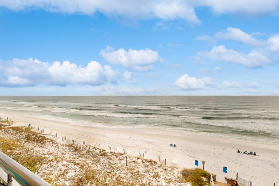 Beachfront condo with beach setup- close to everything House in Okaloosa Island
