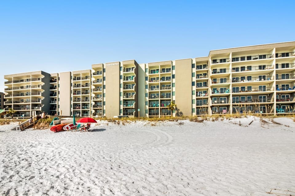 Beachfront condo with beach setup- close to everything House in Okaloosa Island