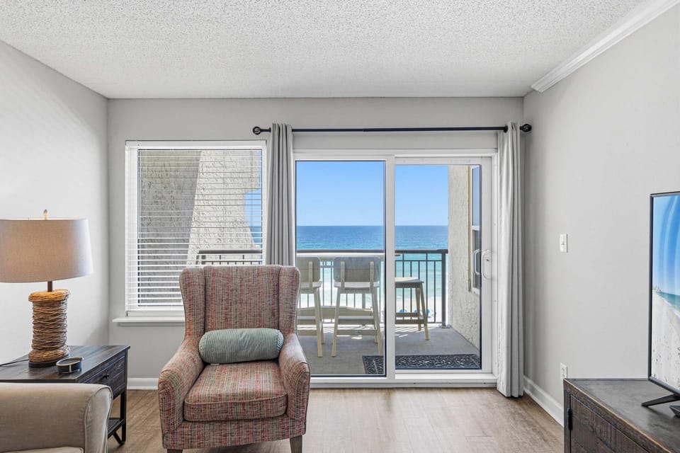 7th-floor bright Gulf-front condo with views - close to entertainment House in Okaloosa Island