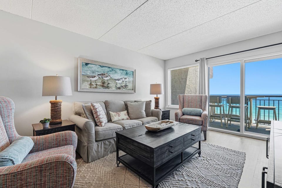 7th-floor bright Gulf-front condo with views - close to entertainment House in Okaloosa Island