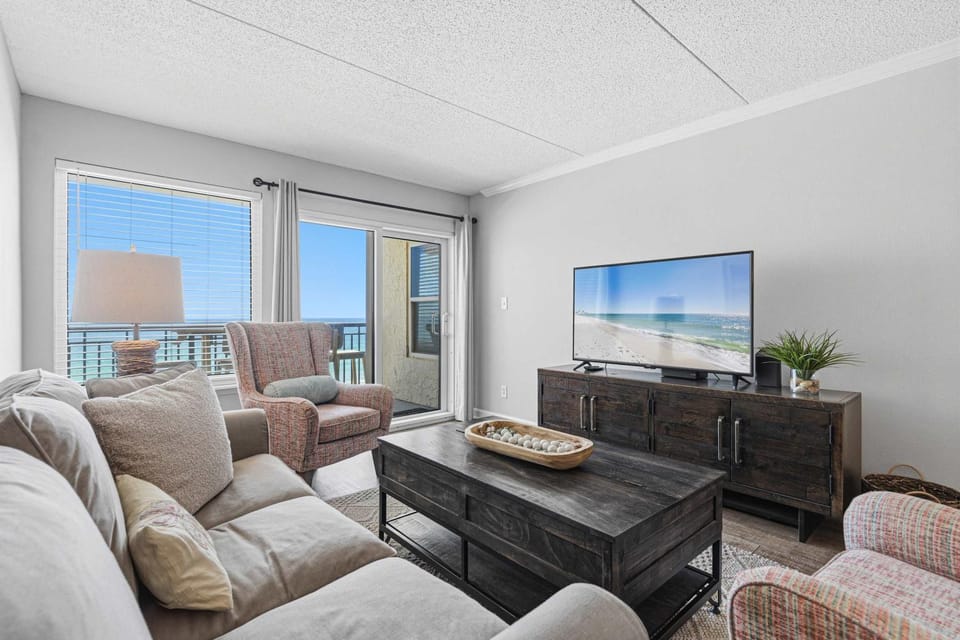 7th-floor bright Gulf-front condo with views - close to entertainment House in Okaloosa Island