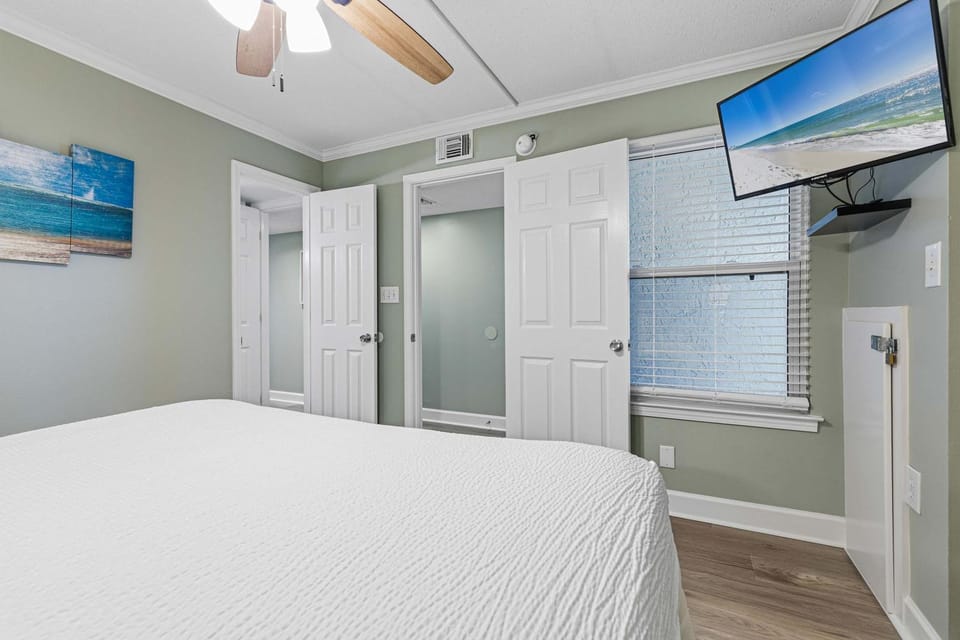 Seventh-floor oceanfront condo with pool access ocean view & central AC House in Okaloosa Island