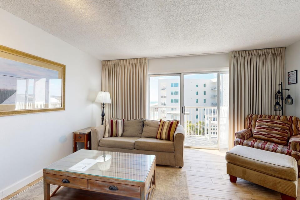 Fifth floor beachfront condo with pool access washer&dryer and ocean view House in Okaloosa Island