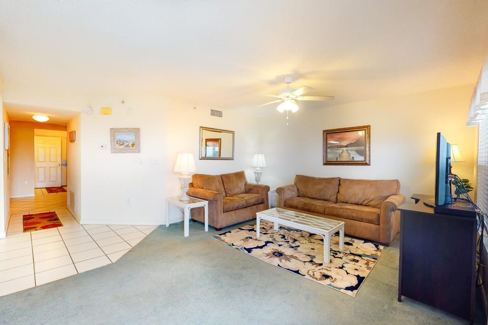 Bright Gulf-front condo with central AC washer&dryer pool access and ocean view House in Okaloosa Island