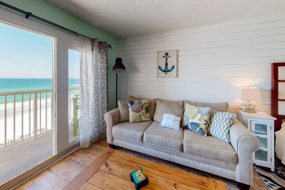 Modern oceanfront studio with pool access central AC and beach service Apartment in Okaloosa Island
