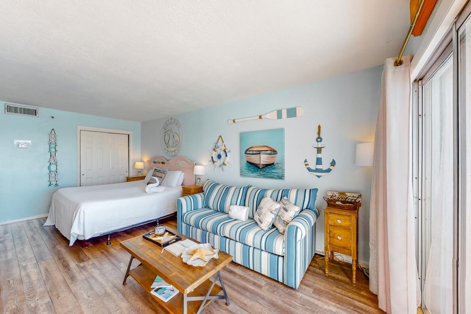 Snowbird-friendly oceanfront condo with ocean view central AC & beach service Apartment in Okaloosa Island