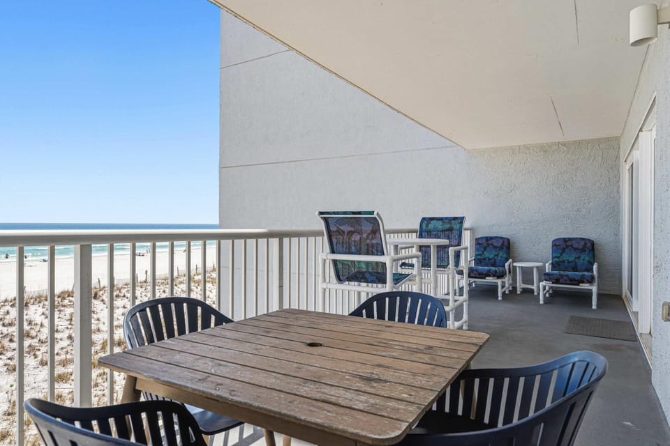 Comfy beachfront condo with central AC pool access ocean view and washer&dryer House in Okaloosa Island