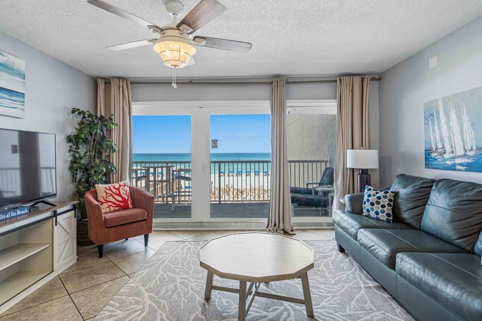 Comfy beachfront condo with central AC pool access ocean view and washer&dryer House in Okaloosa Island
