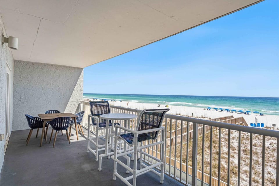 Comfy beachfront condo with central AC pool access ocean view and washer&dryer House in Okaloosa Island