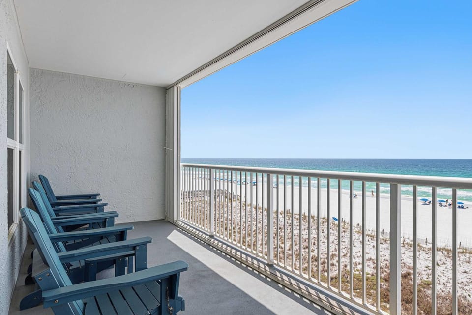 Charming fifth floor condo with beach service central AC WiFi & pool access House in Okaloosa Island