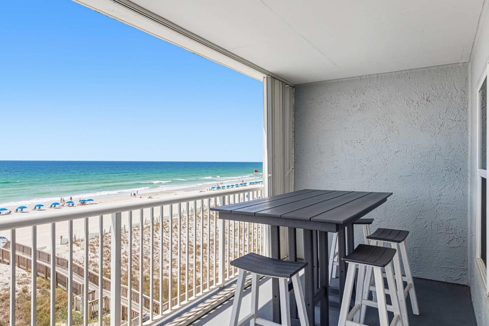 Charming fifth floor condo with beach service central AC WiFi & pool access House in Okaloosa Island
