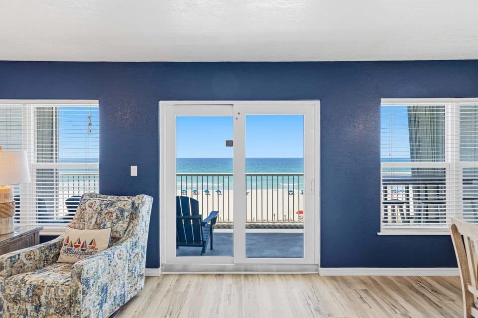 Charming fifth floor condo with beach service central AC WiFi & pool access House in Okaloosa Island