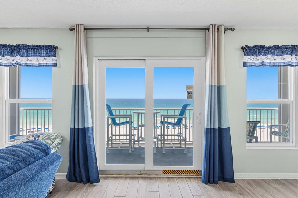 Oceanfront condo with washer&dryer pool access ocean view and central AC House in Okaloosa Island