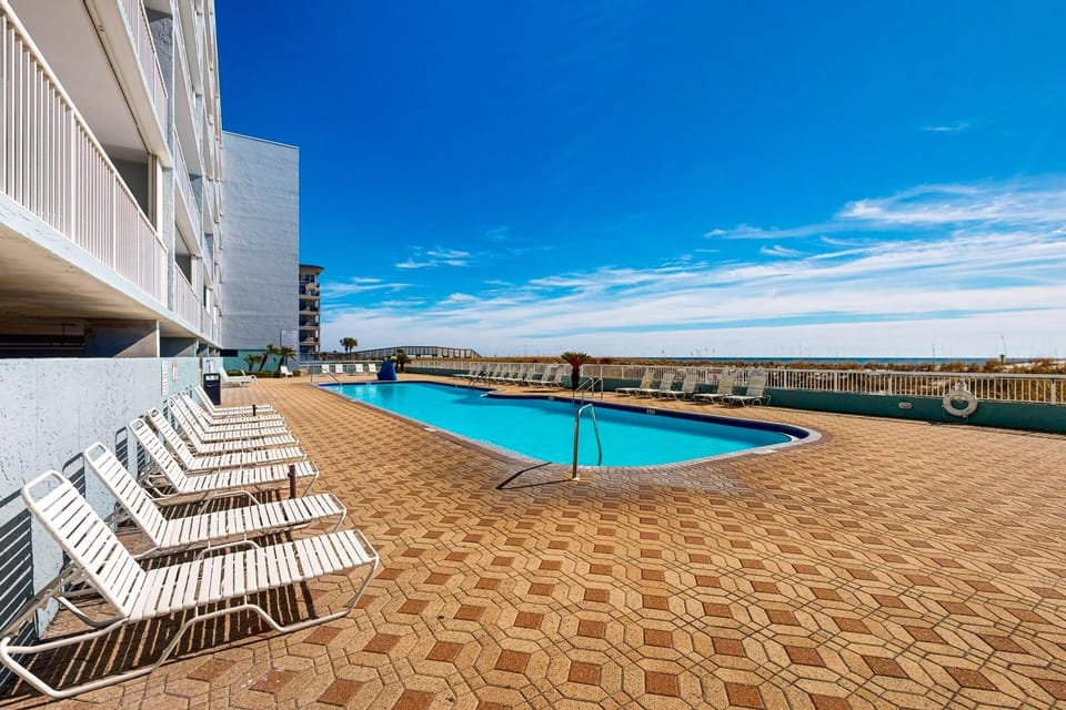 Gulf-front condo with pool views large balcony & AC - close to entertainment House in Okaloosa Island