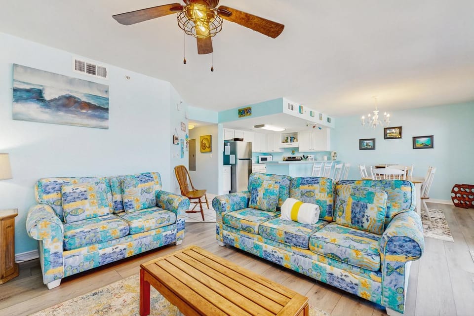 Gulf-front condo with pool views large balcony & AC - close to entertainment House in Okaloosa Island
