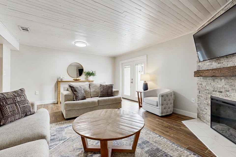 Gorgeous coastal townhome with outdoor space & close to beach House in Okaloosa Island