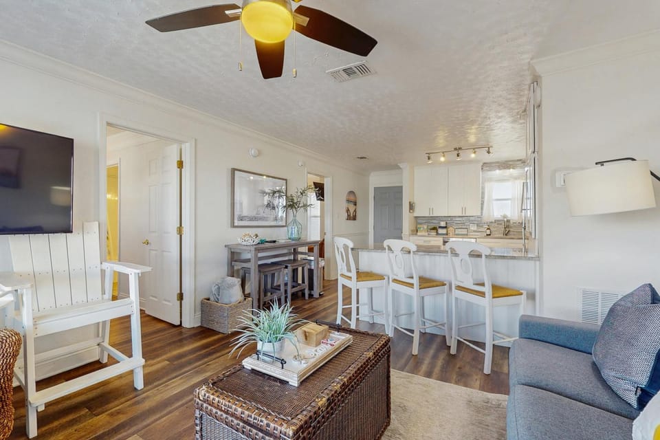 Beautiful Soundfront Condo with Free WiFi Sound Views AC W&D & Shared Pool House in Okaloosa Island