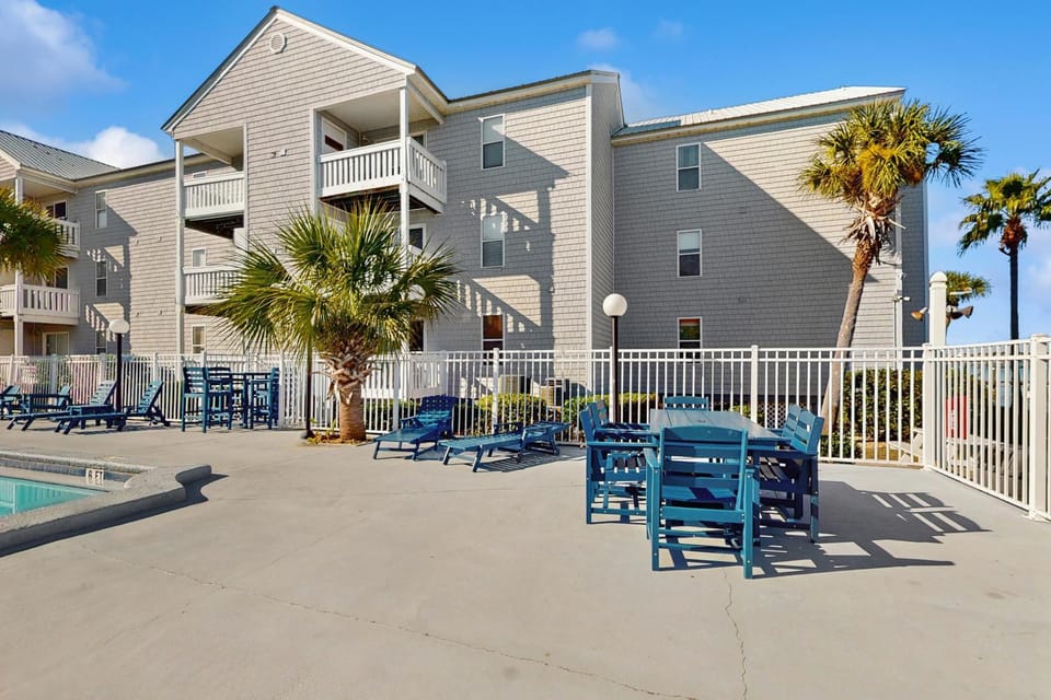 Beautiful Soundfront Condo with Free WiFi Sound Views AC W&D & Shared Pool House in Okaloosa Island