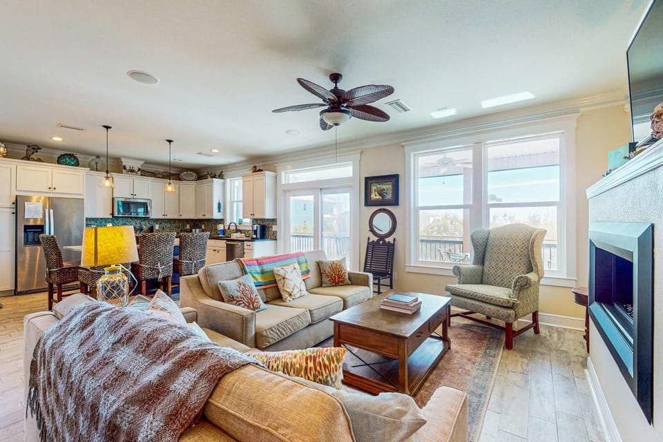 Dog-friendly abode near the beach with multiple balconies ocean views & more House in Florida