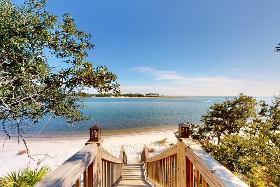 Dog-friendly oceanfront home with a hot tub washer&dryer & central AC House in Florida