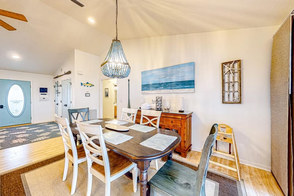 Beautiful dog-friendly home with screened porch & pool access in great location House in Florida