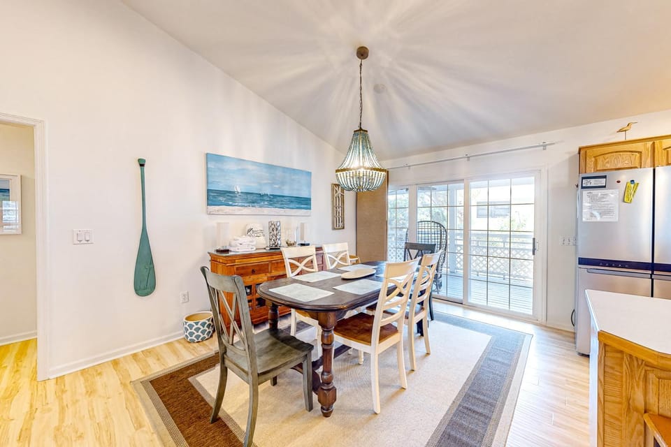 Beautiful dog-friendly home with screened porch & pool access in great location House in Florida