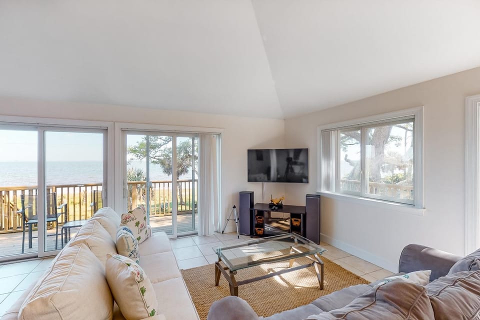 Dog-friendly home with lovely water view roomy deck fast WiFi central AC W&D House in Saint George Island