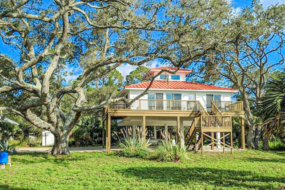 Dog-friendly home with lovely water view roomy deck fast WiFi central AC W&D House in Saint George Island