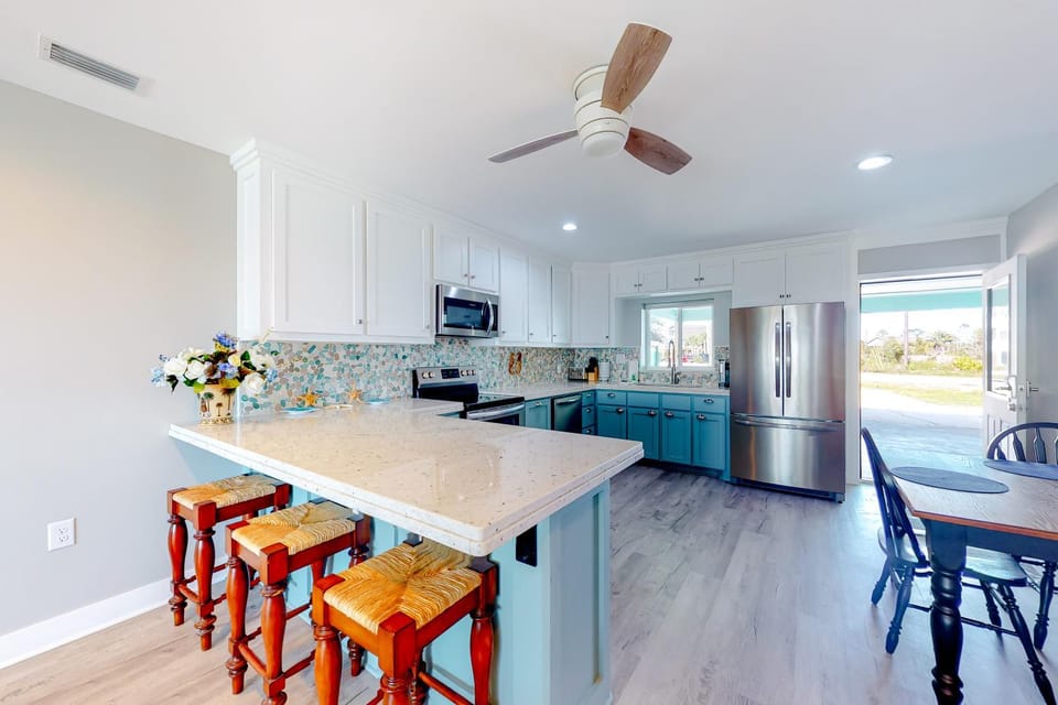 Gulf view getaway with WiFi sunroom gas grill AC & full kitchen House in Mexico Beach