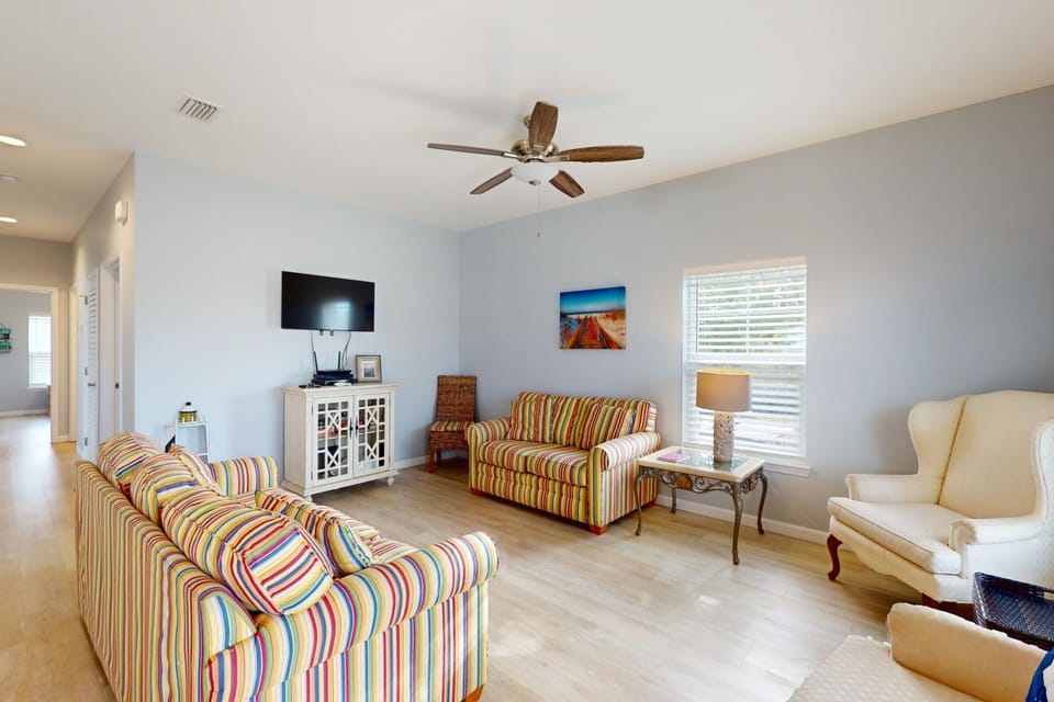 Family-friendly home with central air conditioning screened-in porch and WiFi House in Mexico Beach