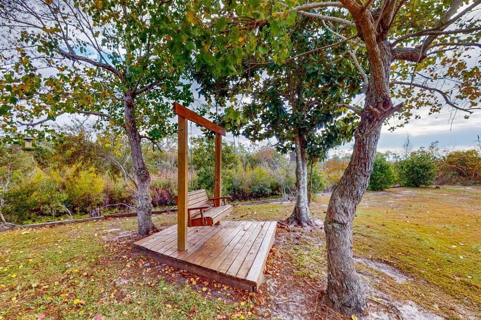 Family-friendly home with central air conditioning screened-in porch and WiFi House in Mexico Beach